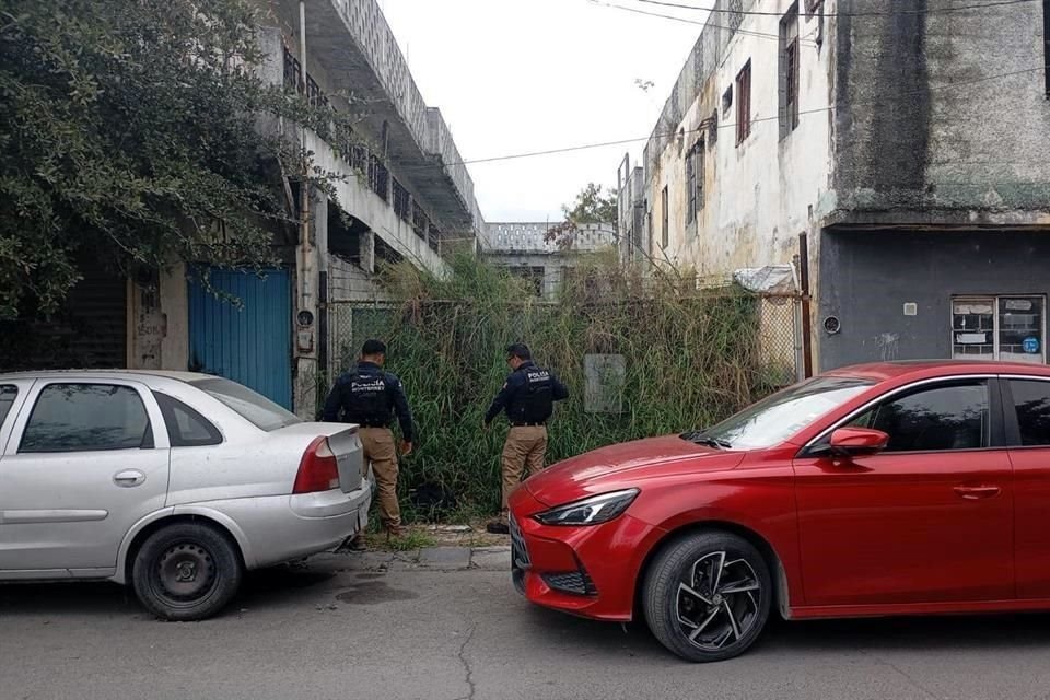 Policías ministeriales resguardaron el inmueble donde fueron localizadas las laptops en espera de una orden de cateo.