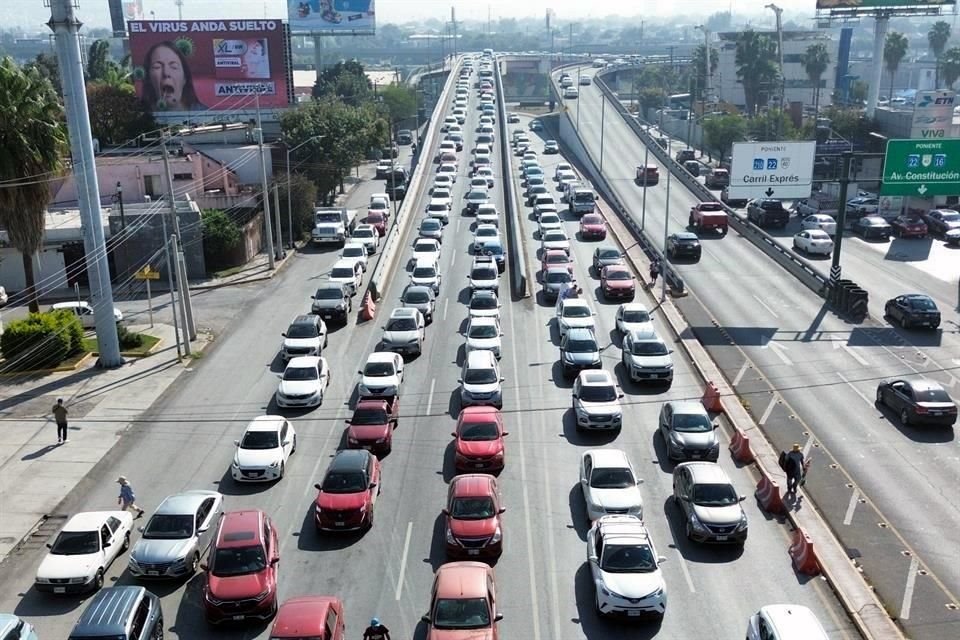 El tráfico en la Ciudad se complicó por los eventos de esta noche y las compras navideñas.