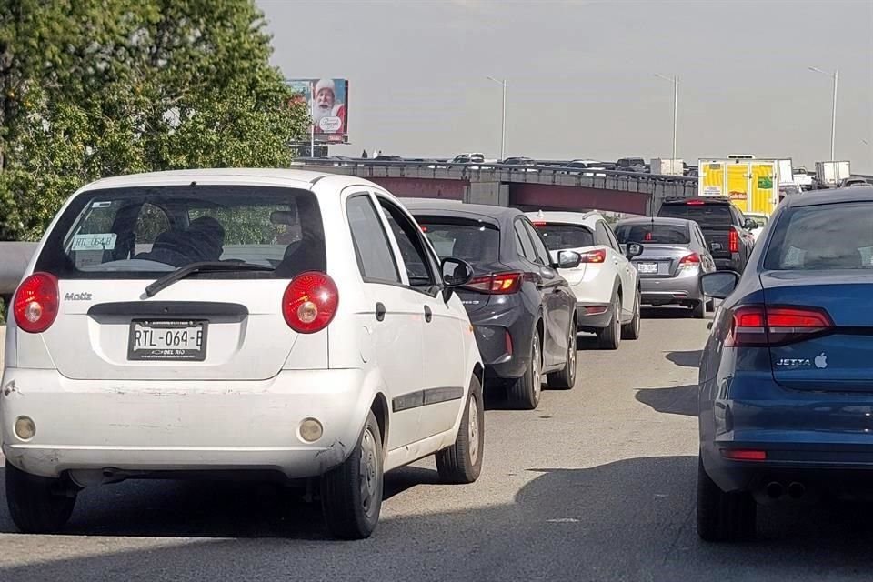 En las avenidas principales, como en Morones Prieto, rumbo a Churubusco, los conductores se atoran.