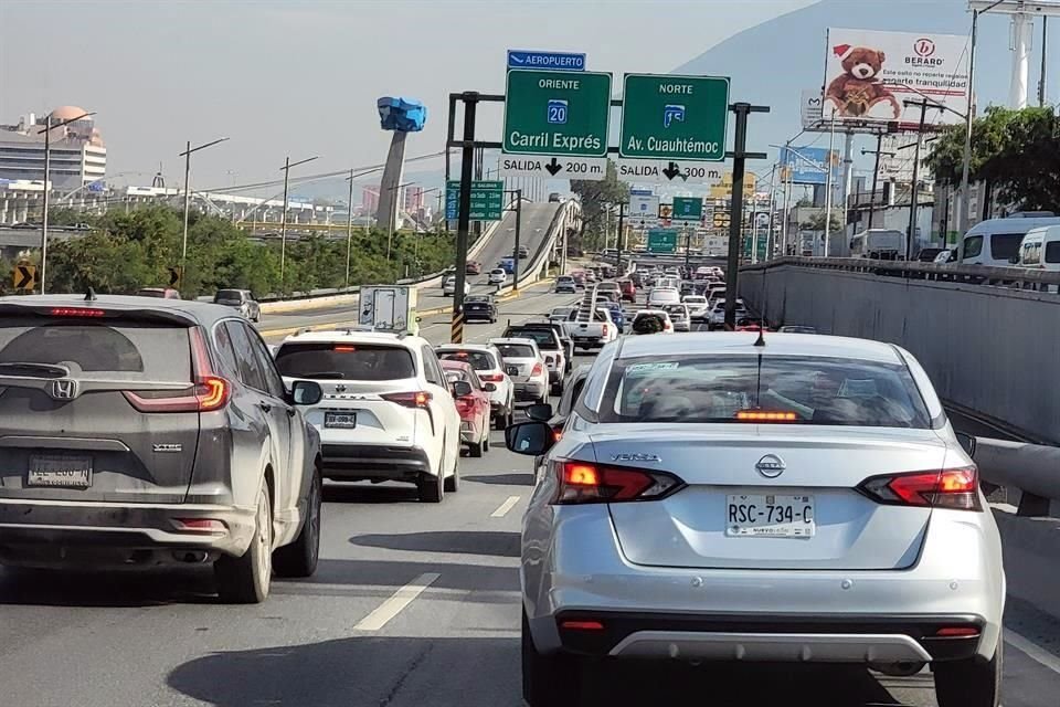 La Avenida Morones Prieto se saturó por los automovilistas que salieron hoy a las calles.