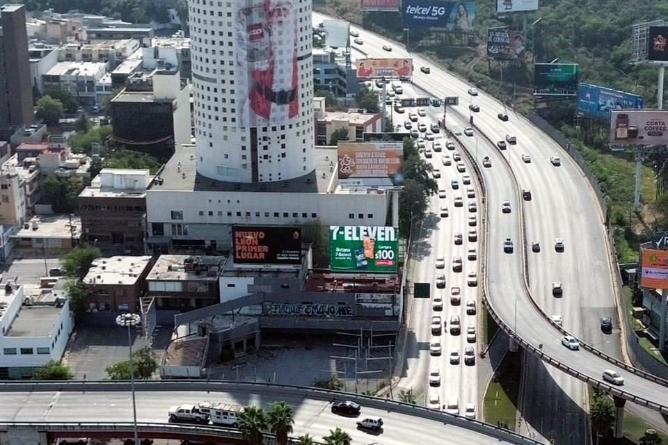 Las vialidades que conectan con zonas comerciales también mostraron tráfico.