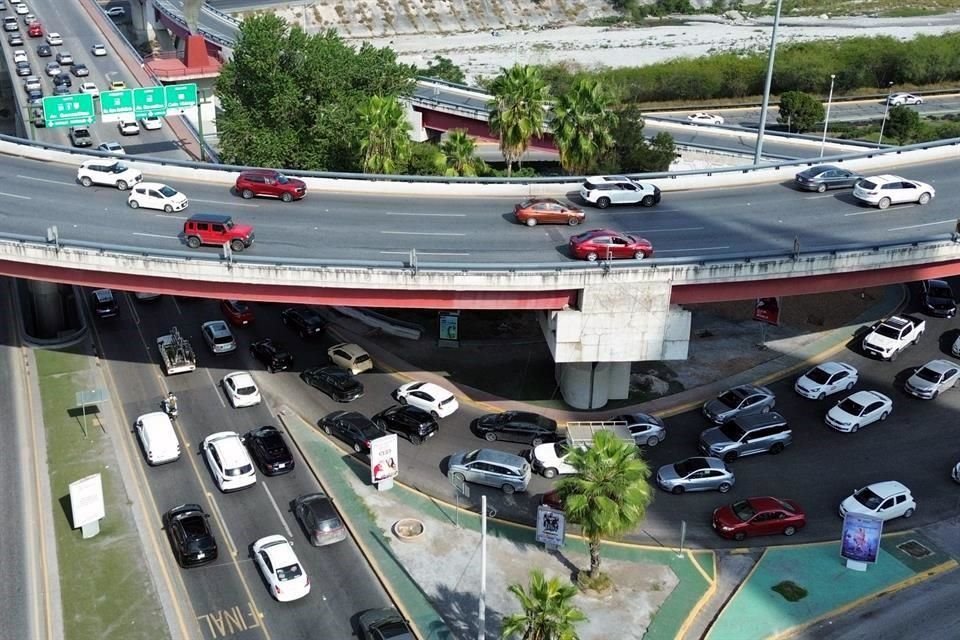 Los autos llenaron las avenidas de manera atípica para fin de semana, ante las compras navideñas.