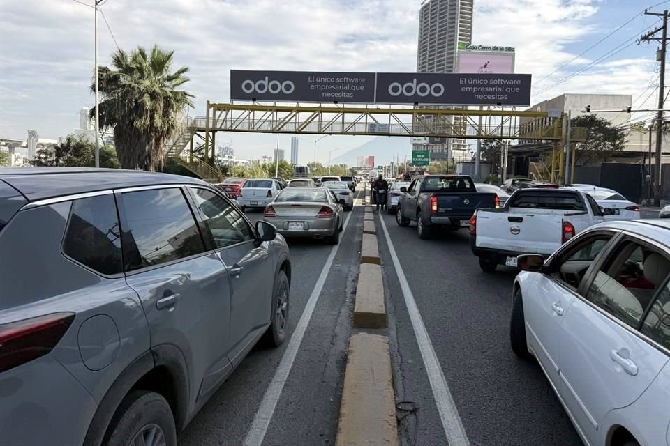 El tráfico sobre Morones Prieto creció en la tarde, con la salida de regios a zonas comerciales.