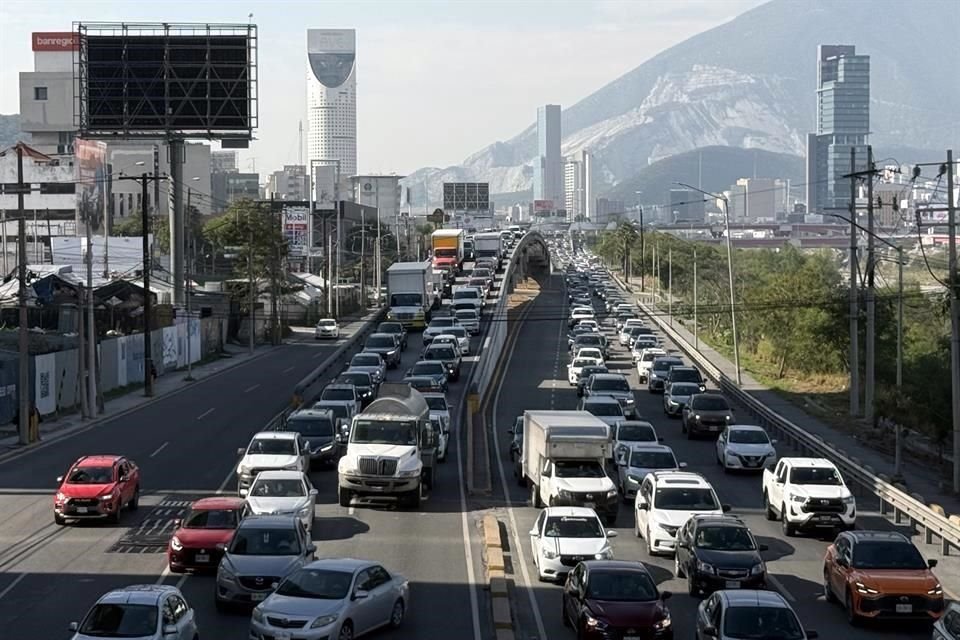 La salida de miles de automovilistas provocó un atorón en Morones Prieto.