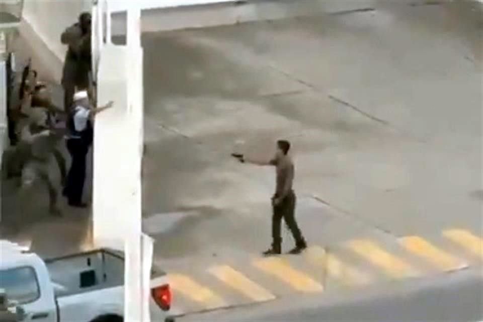 Un hombre fue herido de gravedad por un elemento de la Marina tras sacar una pistola y apuntar frente a la Décima Segunda Zona Naval de Puerto Vallarta, Jalisco.