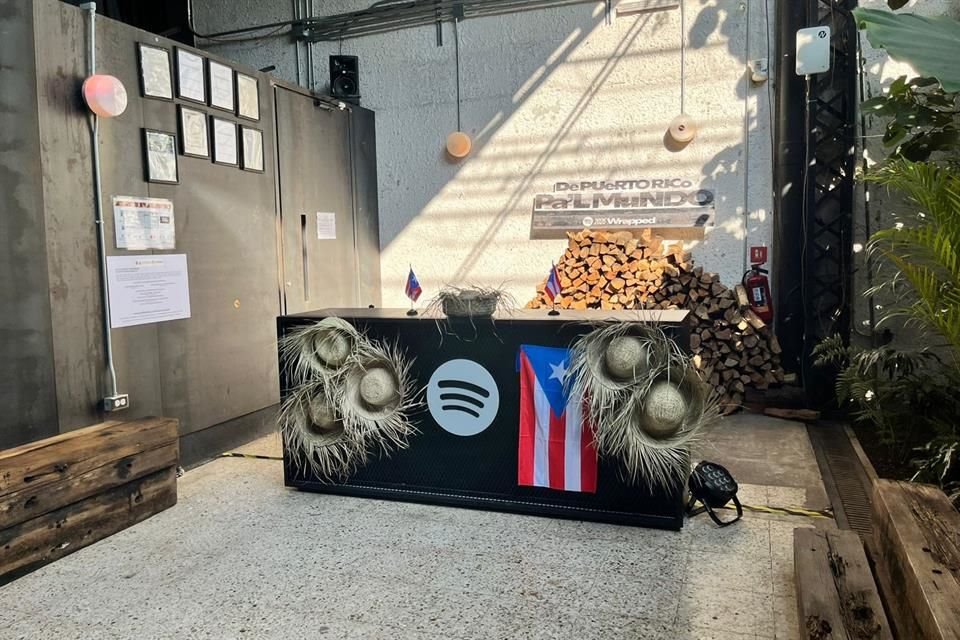 Originalmente los organizadores querían repartir sombreros jíbaros, conocidos tradicionalmente en su País como la pava, ya no lo hicieron por tiempo.