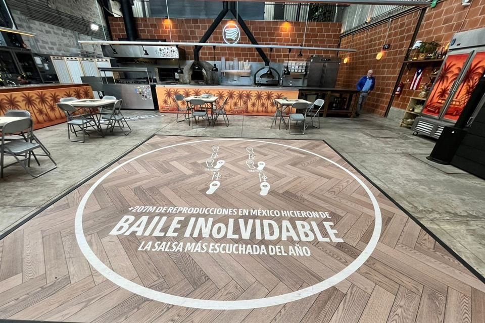 A quienes les salió Bad Bunny como su artista número uno en el Wrapped 2025 Spotify, en la entrada les entregaban un sobre con una cámara desechable y un álbum.