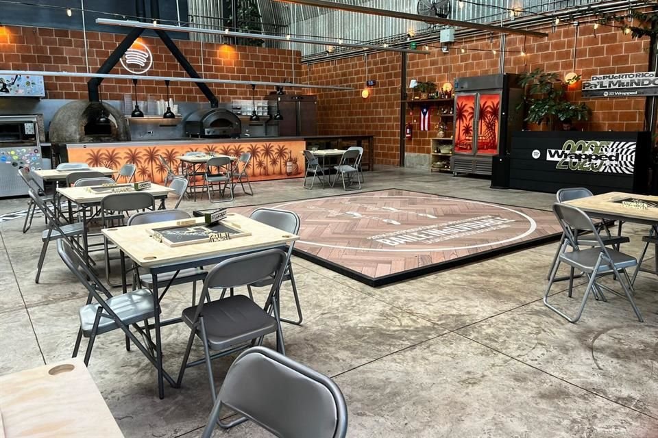 Después había una bandera de Puerto Rico y varias mesas para jugar dominó, las cuales fueron solicitadas especialmente por el equipo de Bad Bunny.