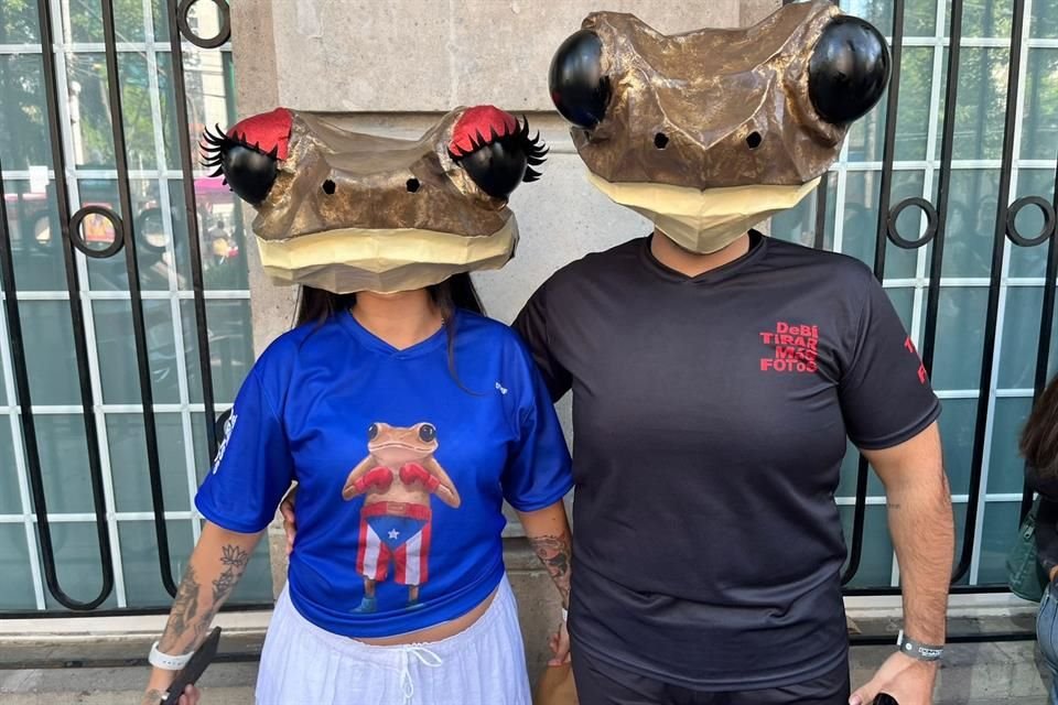 La pareja compuesta por Citlali Reséndiz y Sebastián Olmos, de 24 años, se dedican a la creación y diseño de playeras.