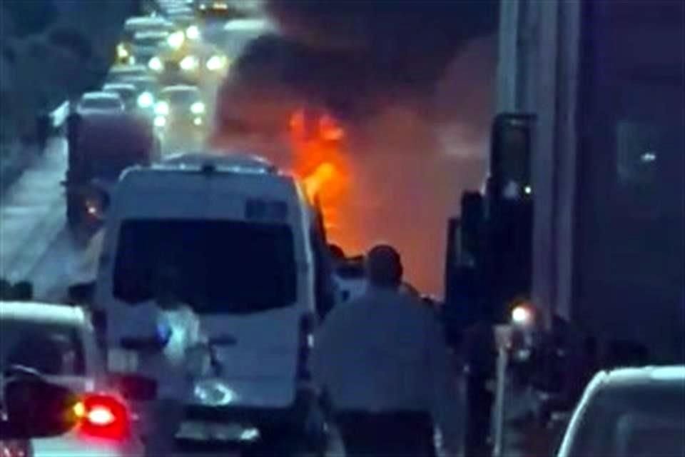 Una estela de daños en el camellón central de la Autopista a Saltillo dejó el choque de tráileres.
