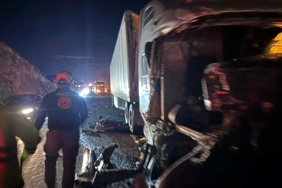 Una estela de daños en el camellón central de la Autopista a Saltillo dejó el choque de tráileres.