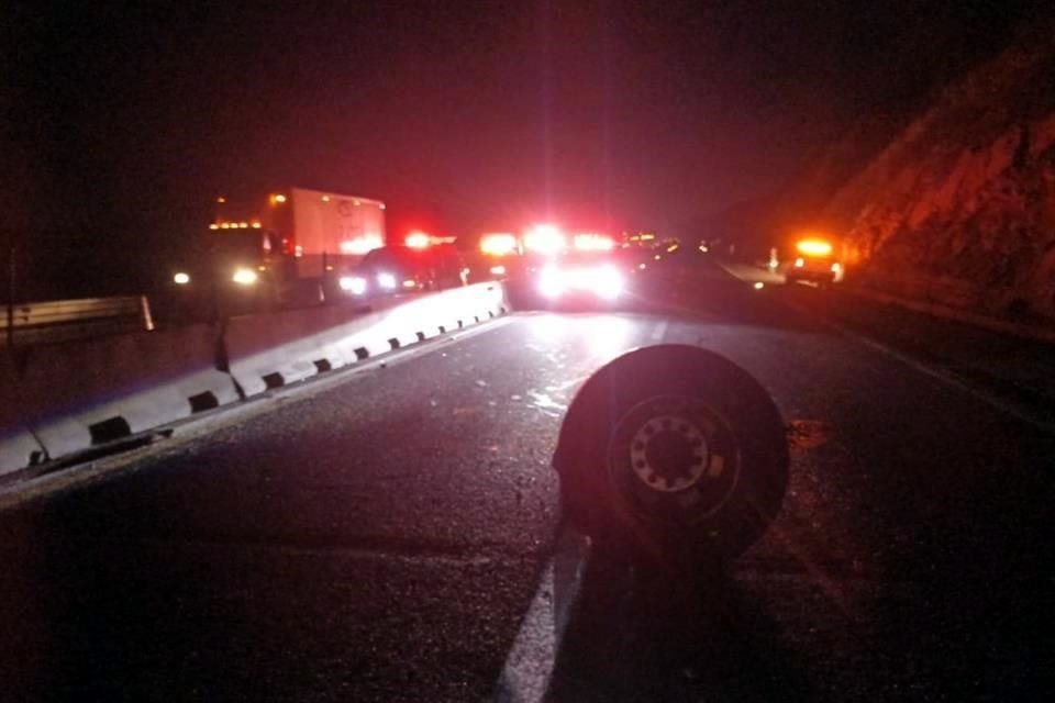 Una estela de daños en el camellón central de la Autopista a Saltillo dejó el choque de tráileres.