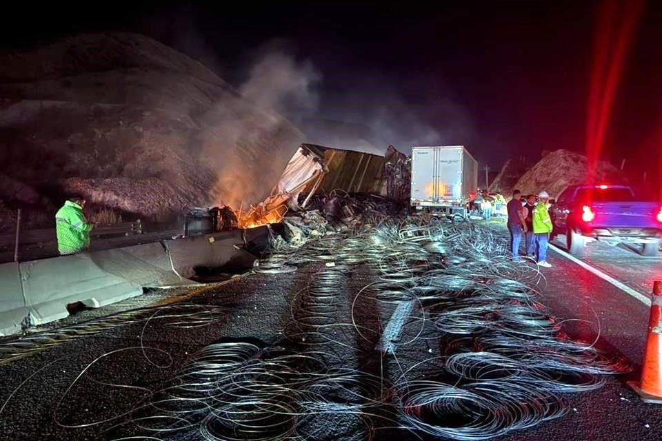 Una estela de daños en el camellón central de la Autopista a Saltillo dejó el choque de tráileres.