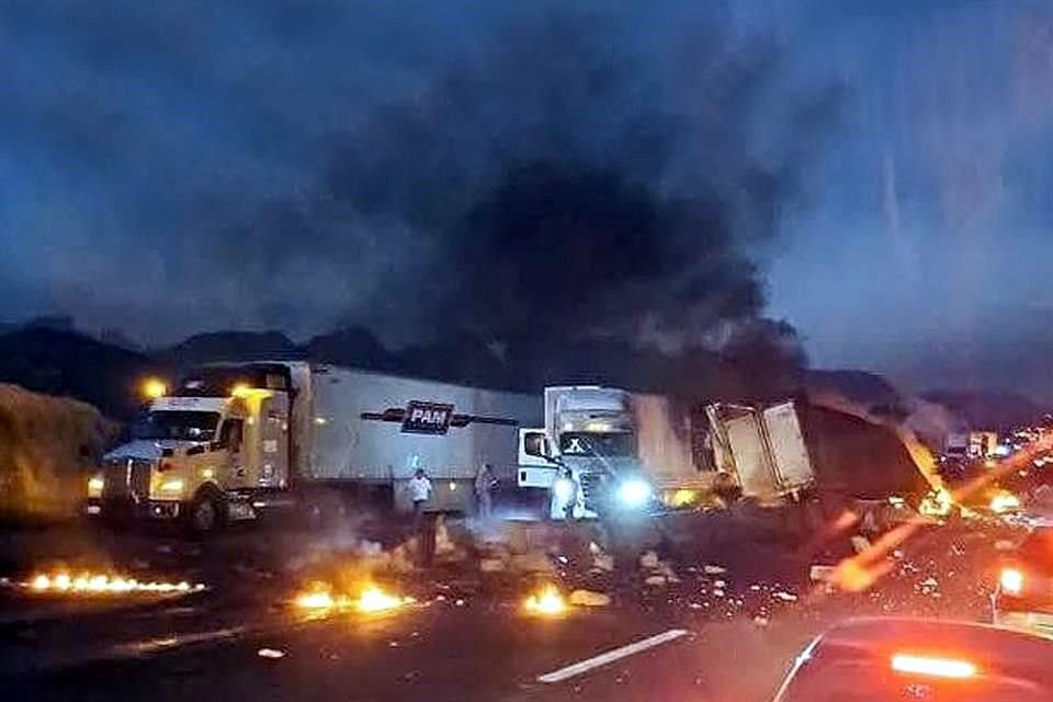Una estela de daños en el camellón central de la Autopista a Saltillo dejó el choque de tráileres.