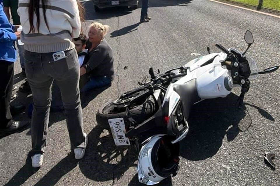 El accidente ocurrió en Carretera Nacional y la calle Concepción Cabrera de Armida, en Los Cristales.