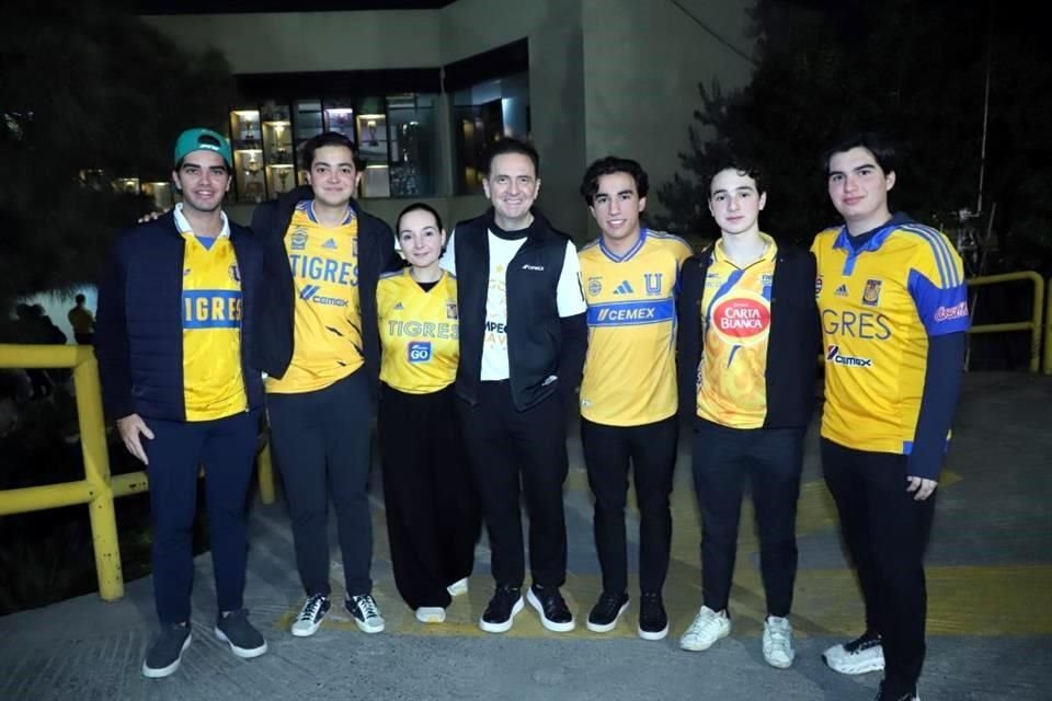 Emilio Ochoa, Papiki Ramírez, Carolina Flores de Naya, Ricardo Naya, Arturo Farías, Santiago Naya y Ernesto Fernández