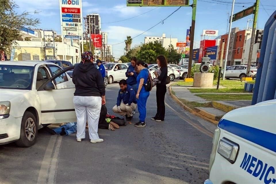 El hecho se registró cerca de las 15:00 horas en la Calzada Madero y Dr. Eduardo Aguirre Pequeño, frente a la Facultad de Medicina de la UANL.