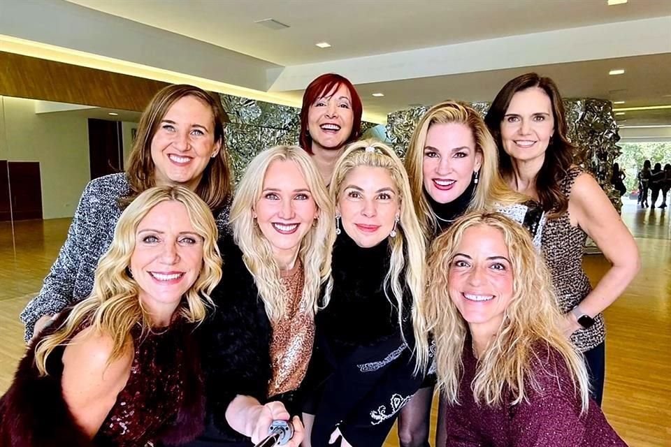 Érika Sada, Karina Torres, Susana Dávila, Olga Canales, Dora Pérez, Lorena Gutiérrez, Roberta Barrera y Érika Manautou