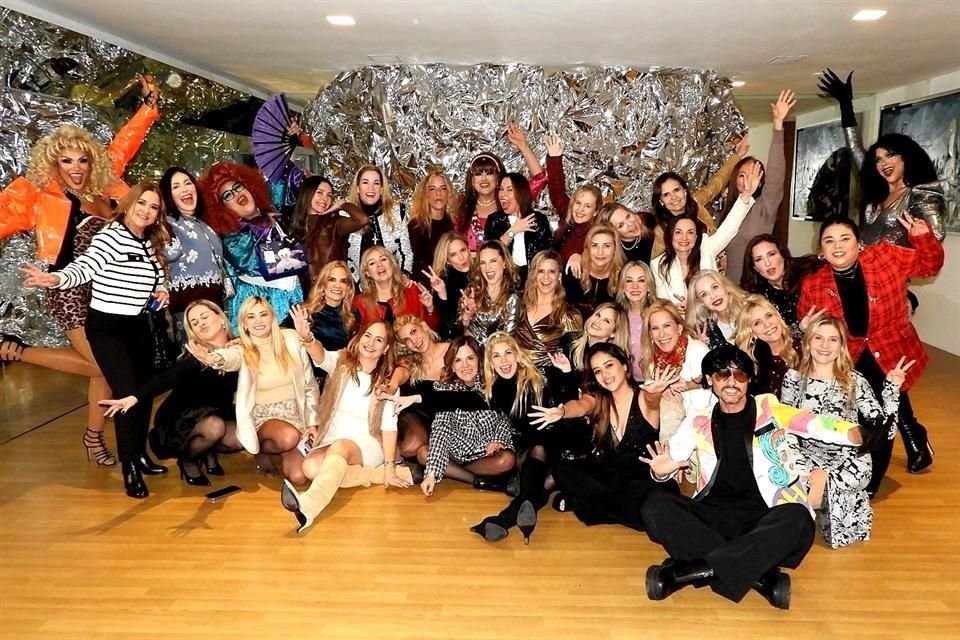 Alumnas de la academia de danza de Ivan Freeman que asistieron a su tradicional posada.