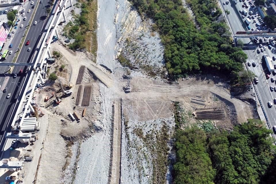 La maquinaria pesada regresó a las zonas que fueron desmontadas y donde se construirán dos puentes peatonales que cruzarán el Río Santa Catarina.
