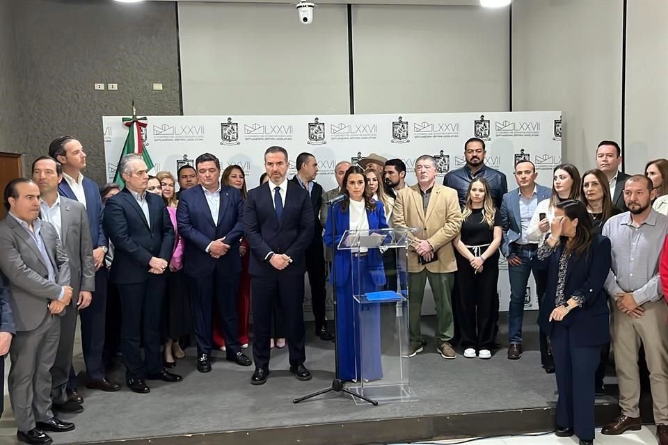 Diputados del PRI, PAN y PRD rechazaron anoche el alza al ISN acompañados de representantes de Cámaras empresariales, organismos y Alcaldes.