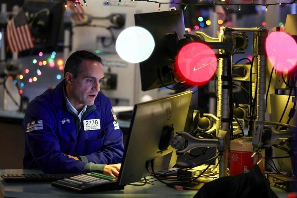 El Nasdaq cayó a mínimos de una semana, ya que la preocupación por los cuantiosos planes de gasto en inteligencia artificial (IA) de Oracle eclipsó el optimismo por el tono menos restrictivo de la Reserva Federal. 