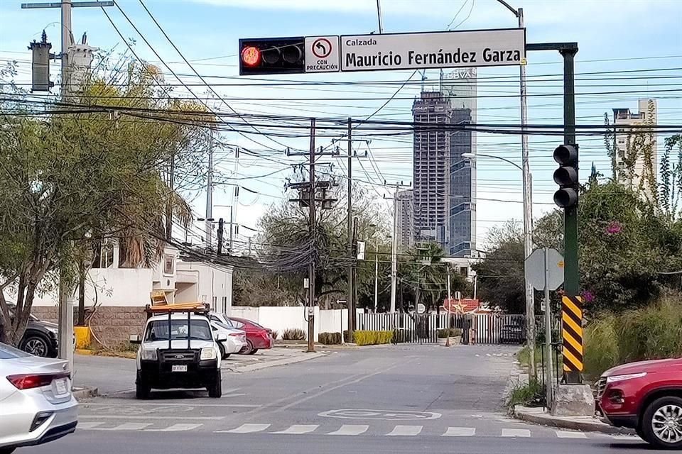 En Monterrey, en la Colonia Miravalle,  ya sustituyeron un señalamiento con el nuevo nombre de la Calzada.