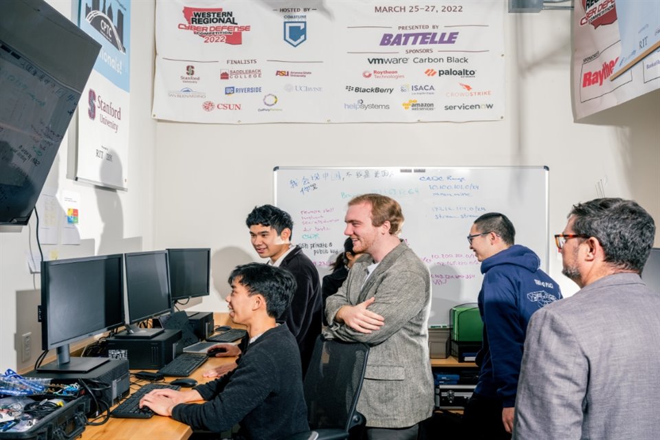 Artemis, bot de IA del equipo de la Universidad de Stanford, encontró errores y a menor costo del que cobran los evaluadores de penetración humanos, aunque sus resultados no fueron perfectos.