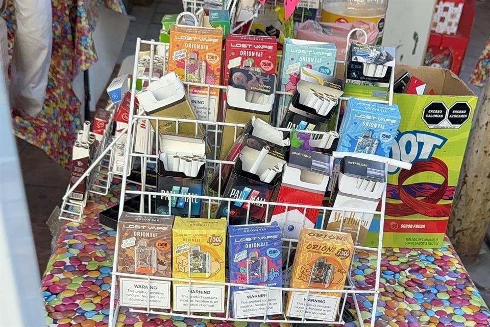 En calles como Colegio Civil, Juan I. Ramón, 15 de Mayo y 5 de Mayo, hay al menos cuatro puestos ofreciendo distintos modelos de cigarros electrónicos