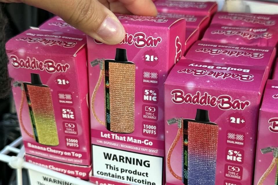 En calles como Colegio Civil, Juan I. Ramón, 15 de Mayo y 5 de Mayo, hay al menos cuatro puestos ofreciendo distintos modelos de cigarros electrónicos