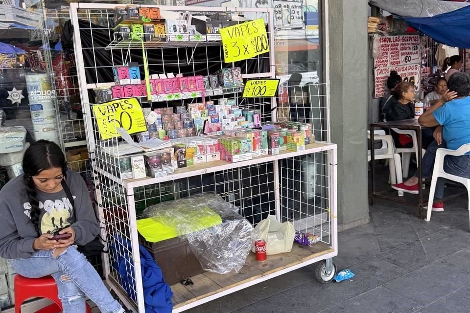 En calles como Colegio Civil, Juan I. Ramón, 15 de Mayo y 5 de Mayo, hay al menos cuatro puestos ofreciendo distintos modelos de cigarros electrónicos