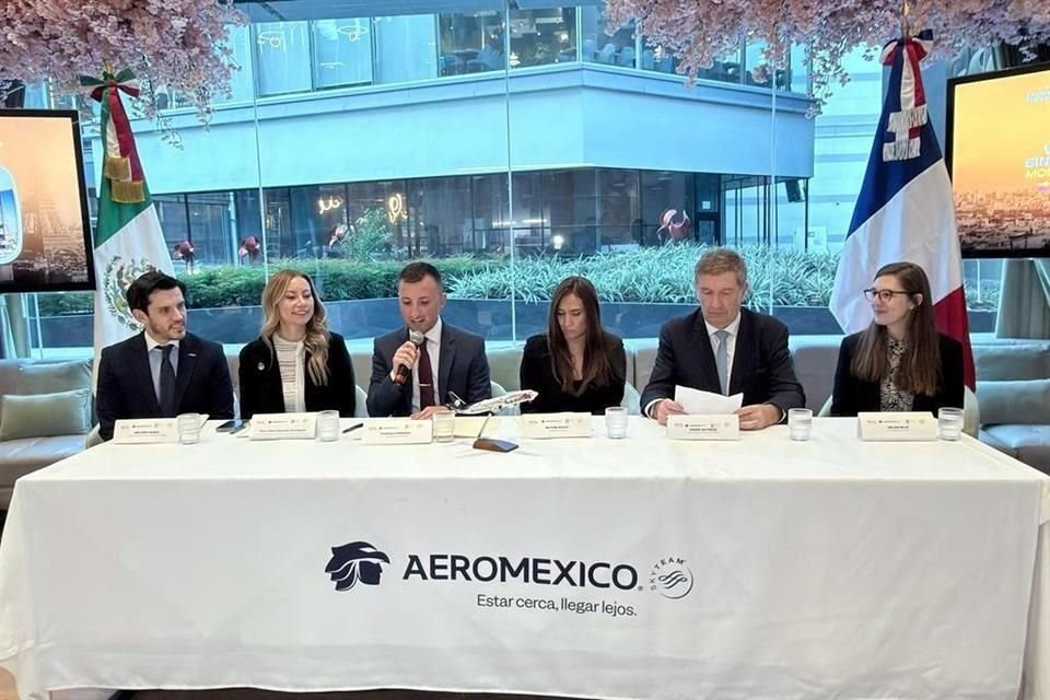 Abelardo Muñoz, de OMA; Liliana Saavedra, de Sectur; Pasquale Speranza, de Aeroméxico; Betsabé Rocha, Secretaria de Economía; Pierre Raynaud, Cónsul de Francia, y Melani Belin, de Atout France.