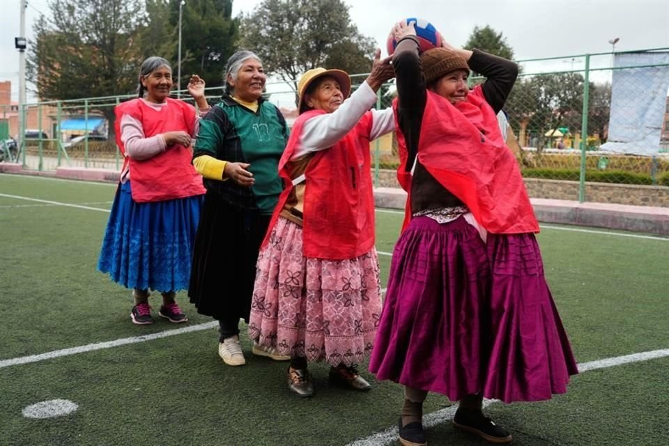 Una abuela aymara pasa el balón durante un calentamiento previo a un partido de balonmano en El Alto, Bolivia.