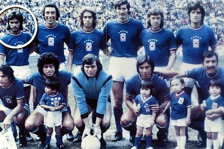 Su padre, Lorenzo Flores, y cuatro de sus hermanos también practicaron futbol a nivel de competencia.