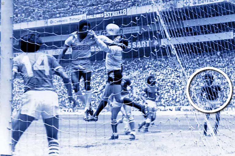 A los 16 años participó en 'El Torneo de los Barrios' y de ahí lo invitan a probarse en el América.