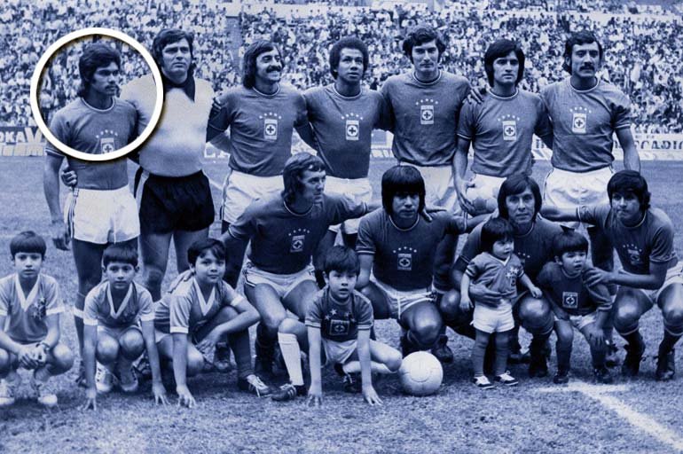 En 1970, Cruz Azul invita a jóvenes a probarse, Nacho se presenta y se queda en el equipo piloto de los Celestes, su único equipo en Primera División.