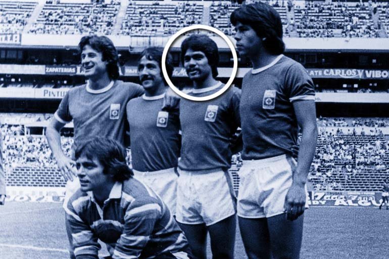 Nacho Flores debutó con Cruz Azul el 17 de marzo de 1973 en el Estadio Azteca en la victoria de La Máquina, 2-1, sobre el Laguna.