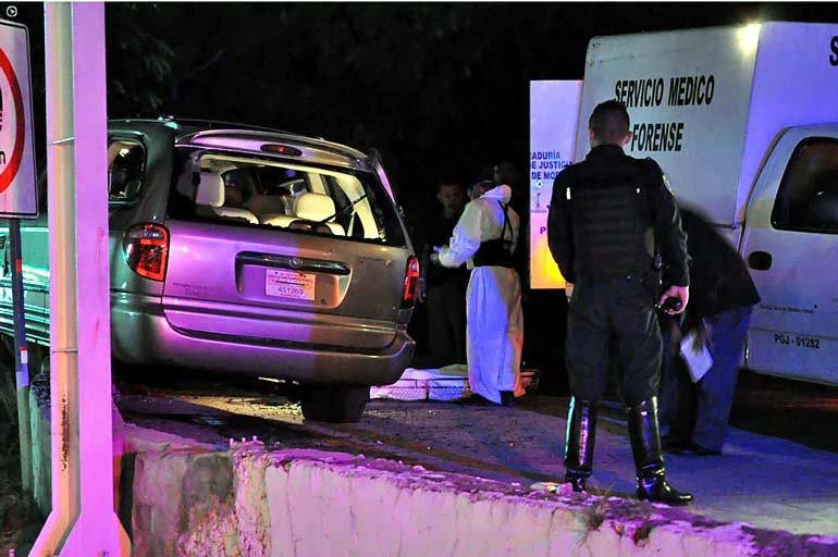 El ex futbolista Ignacio Flores, defensa del Cruz Azul en los 70, murió luego que anoche la camioneta en la que viajaba fue baleada en la autopista México-Cuernavaca. 