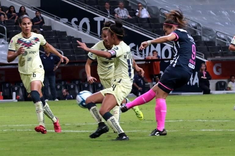 Con un triplete de Desirée Monsiváis, las Rayadas golearon 4-1 al América, llegaron a 21 unidades y se mantienen en el subliderato de la Liga MX Femenil.