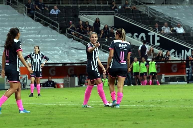 Con un triplete de Desirée Monsiváis, las Rayadas golearon 4-1 al América, llegaron a 21 unidades y se mantienen en el subliderato de la Liga MX Femenil.