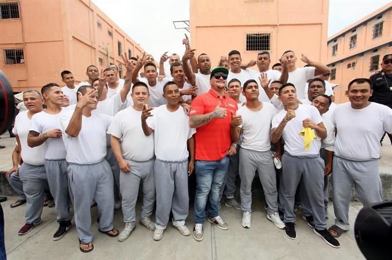 Al visitar el Penal del Topo Chico, el boxeador Andy Ruiz se conmovió al recordar su pasado en la prisión de California.