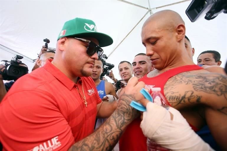 El pugilista firmó autógrafos a los boxeadores  internados en el Penal del Topo.