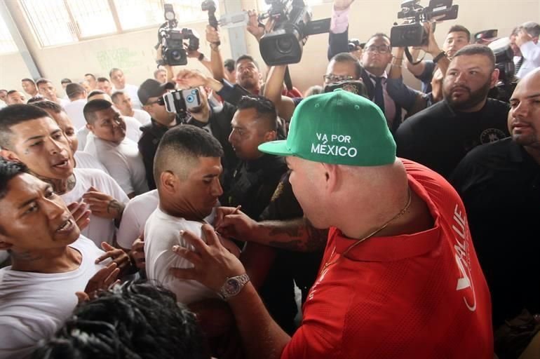 El campeón de los Pesados atendió paciente a los internos.