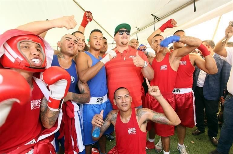 Los pugilistas internados en el penal se llevaron la foto del recuerdo.