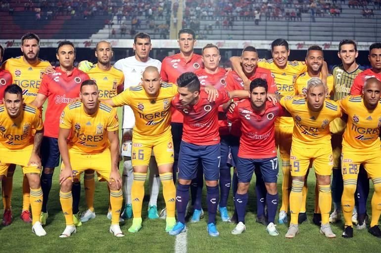 Veracruz y Tigres saltaron al partido abrazados.
