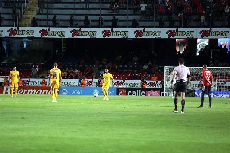 Los jugadores del Veracruz no se movieron durante casi 5 miutos. En ese lapso los felinos marcaron dos goles.