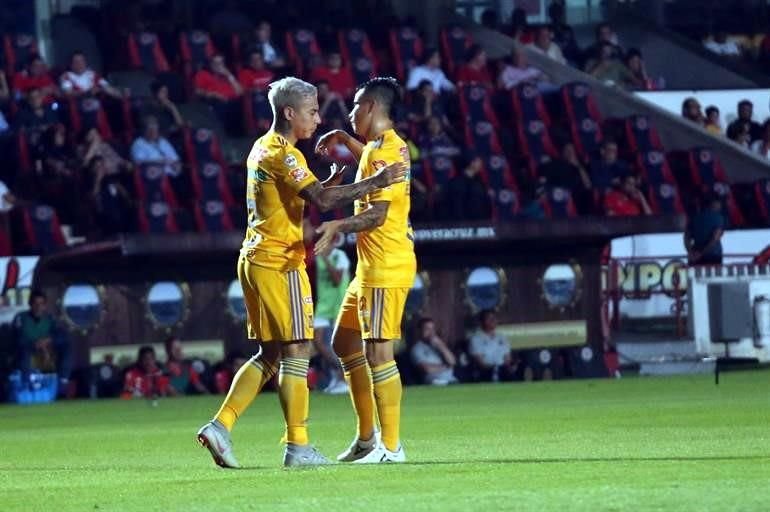 Vargas celebró apenas sus goles.