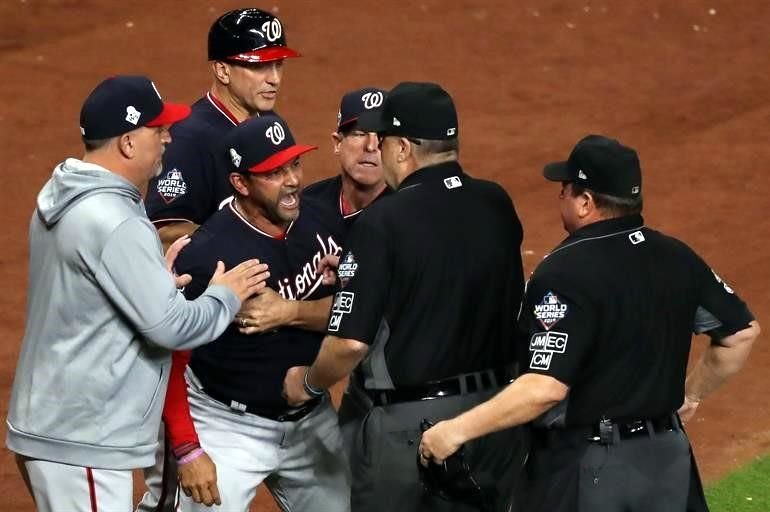 El manager boricua de Washington, Dave Martínez, continuó con sus furiosas protestas y fue expulsado durante ese episodio.