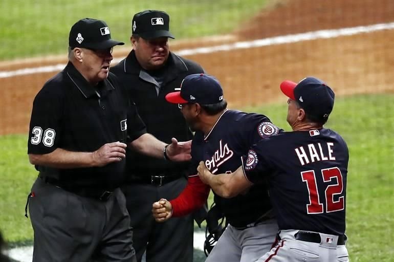 Martínez se convirtió en el primer manager expulsado de un encuentro de la Serie Mundial desde 1996. En aquel año, quien perdió los estribos fue Bobby Cox, de Atlanta.