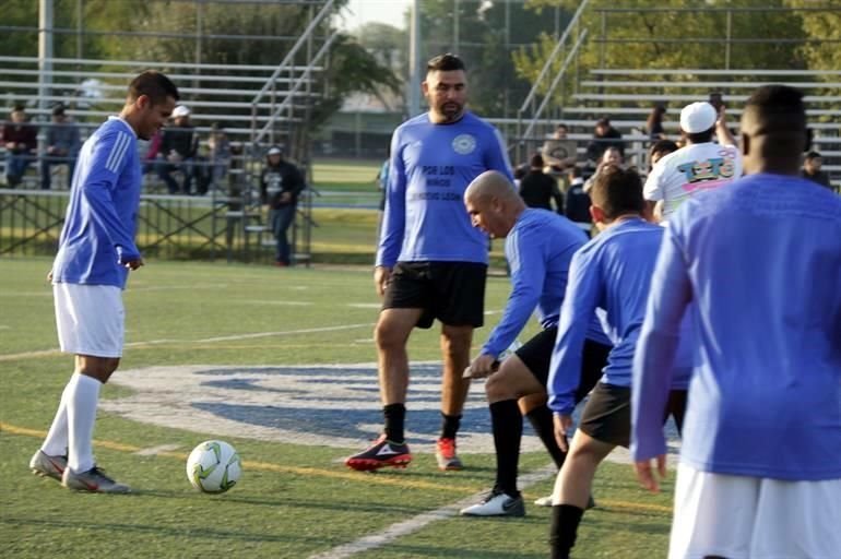 Los ex jugadores de Tigres y Rayados que participarán este sábado en el Clásico de Leyendas entrenaron el viernes, cobijados por aficionados.